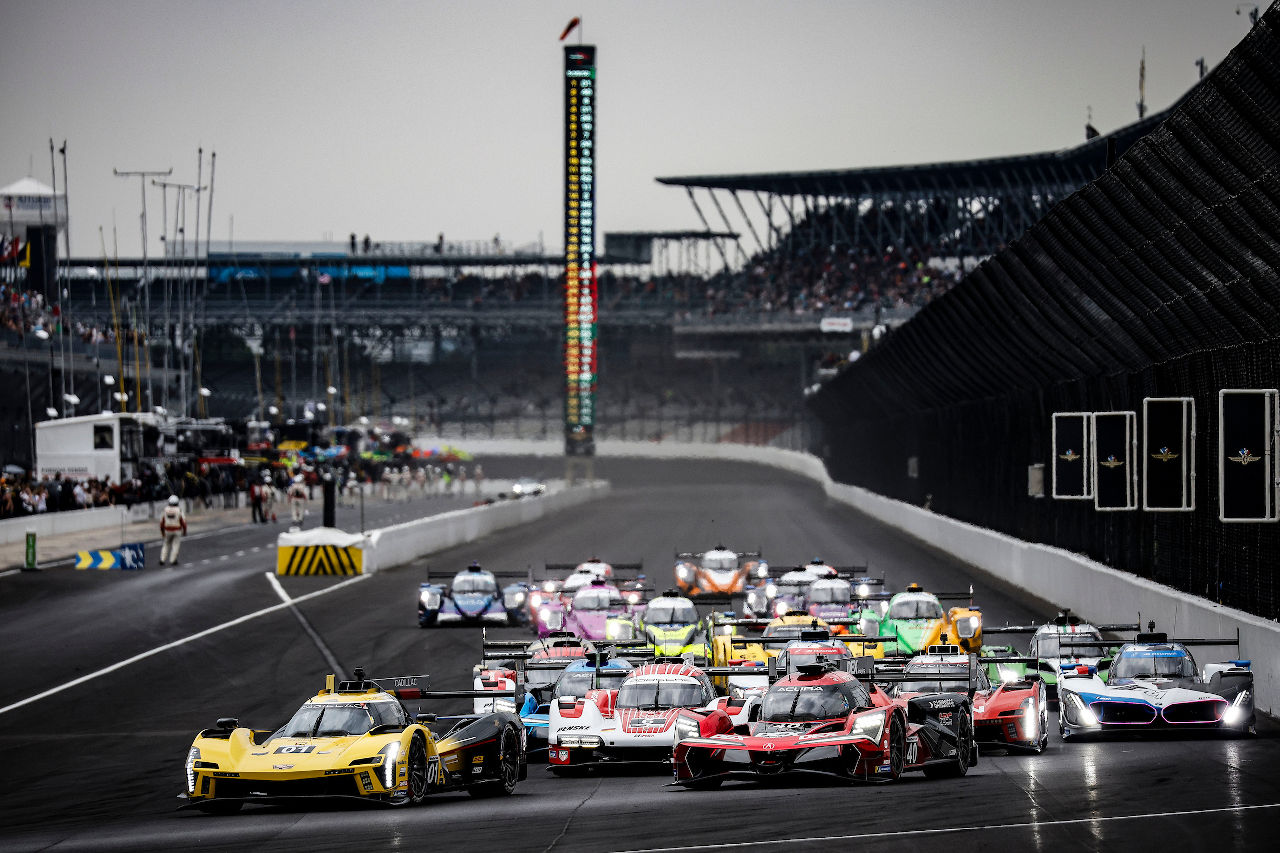 BMW MハイブリッドV8が初のワン・ツー・フィニッシュを達成。“恐竜ポルシェ”はGTクラス最後尾から大逆転／IMSA第10戦インディアナポリス