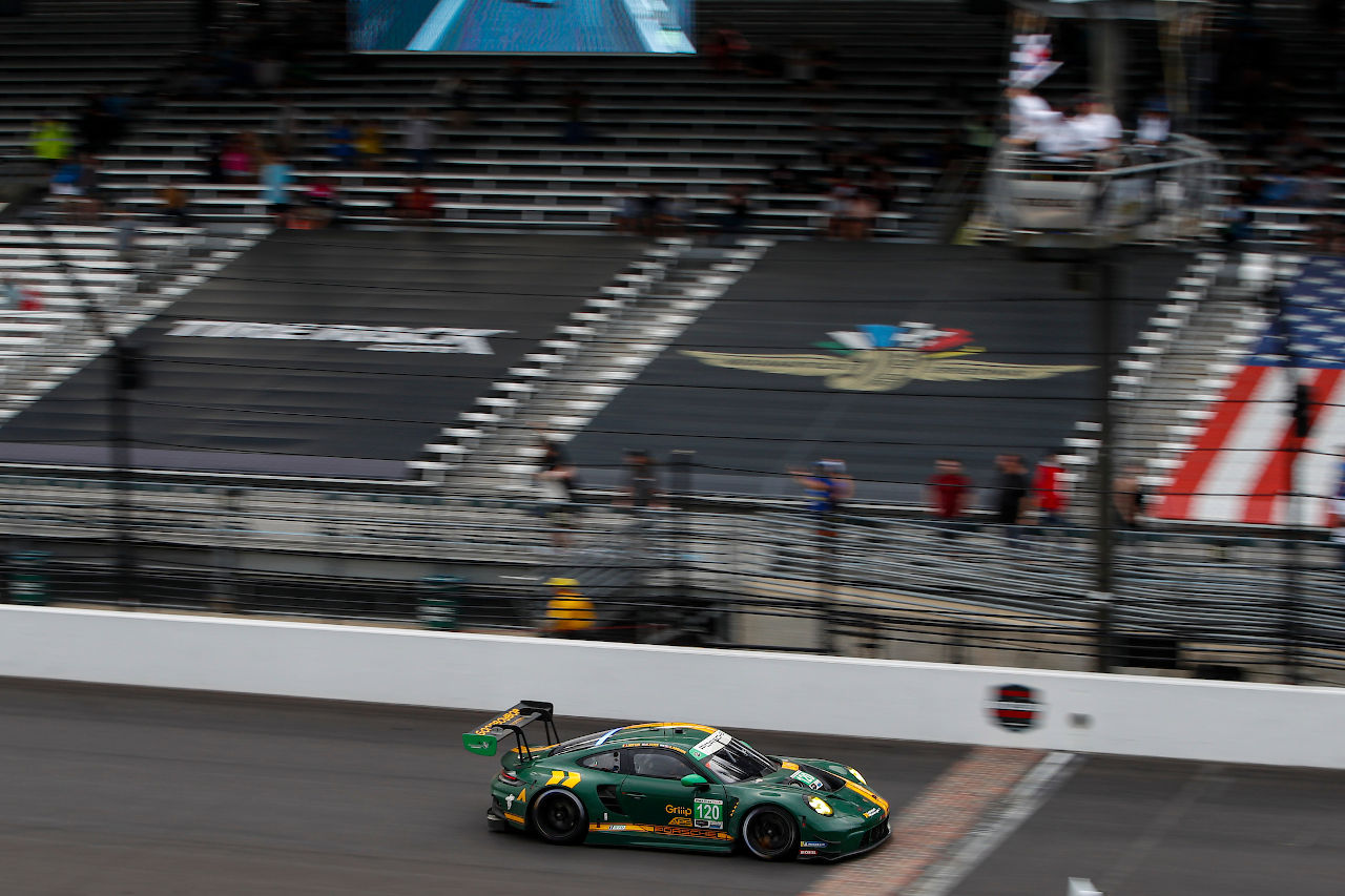BMW MハイブリッドV8が初のワン・ツー・フィニッシュを達成。“恐竜ポルシェ”はGTクラス最後尾から大逆転／IMSA第10戦インディアナポリス