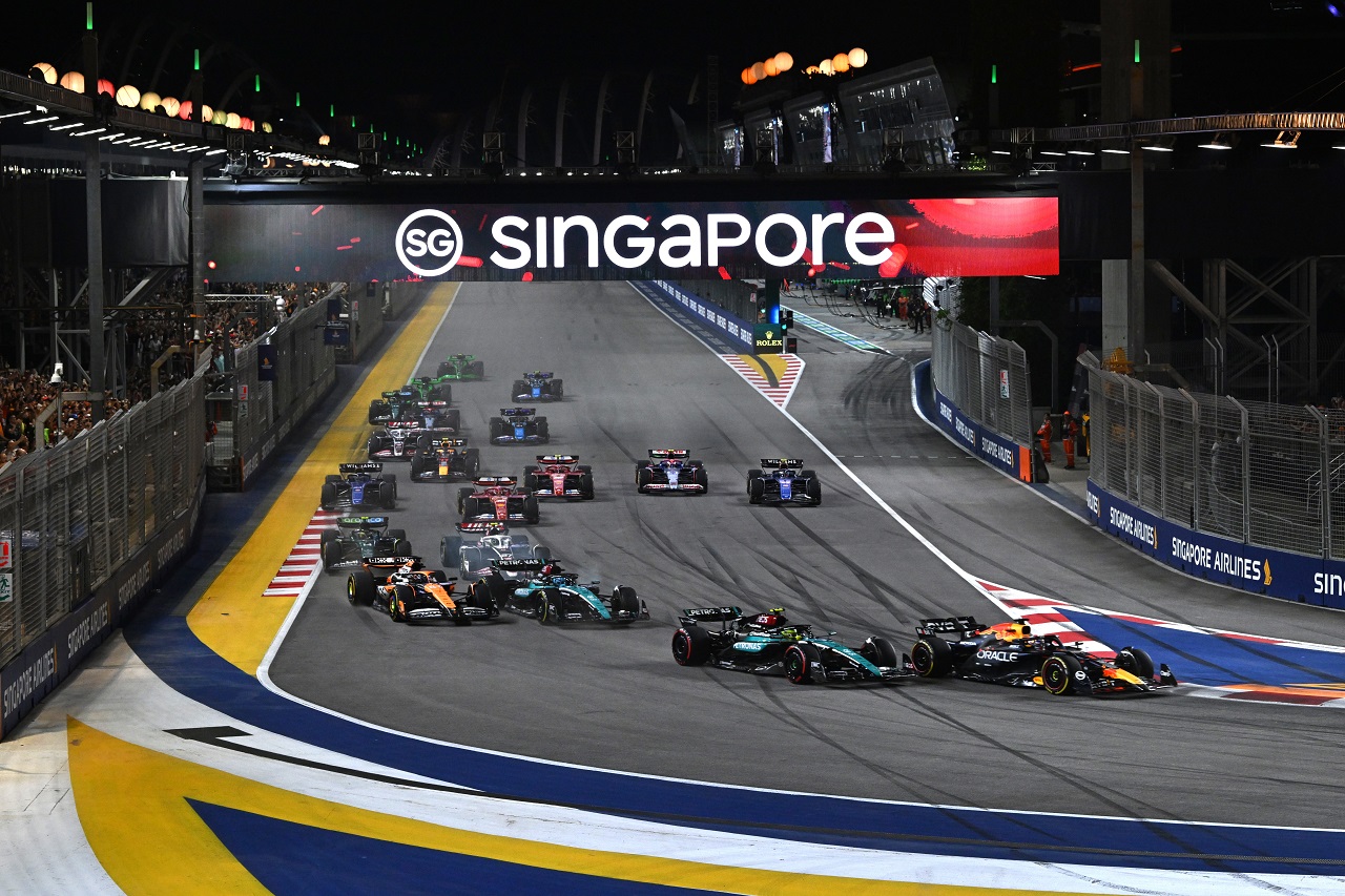 決勝スタート直後のルイス・ハミルトン（メルセデス）