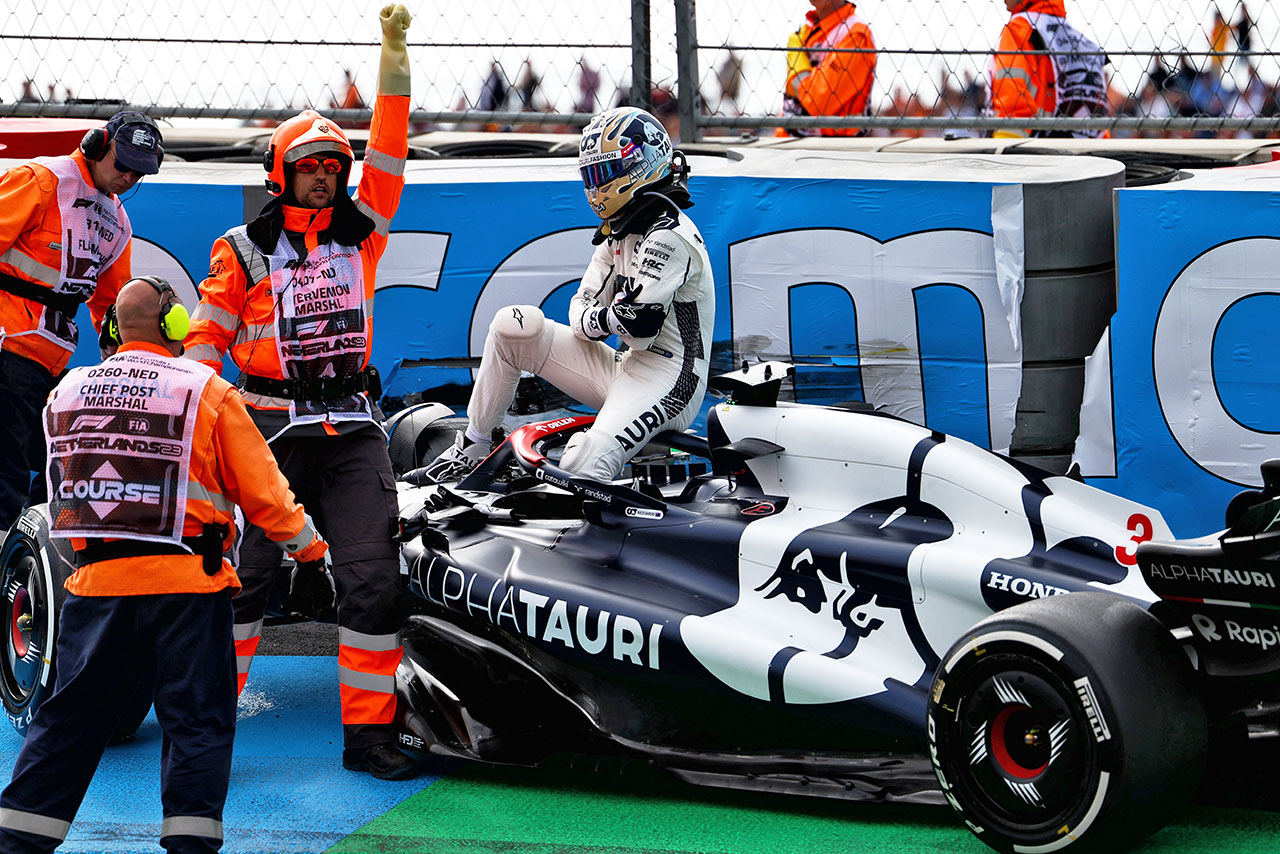 2023年F1第14戦オランダGPのFP2でクラッシュを喫し、左手の中手骨を骨折したダニエル・リカルド（アルファタウリ）。このアクシデントによりリアム・ローソンが急遽F1デビューを飾ることに