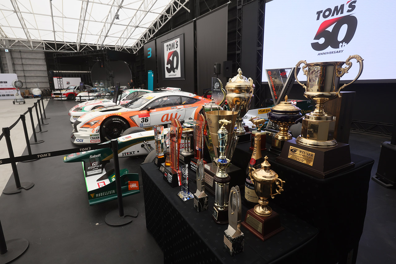 トムスの創業50周年記念パーティが開催。ゆかりある選手、監督らが集結しモータースポーツ界での偉業を祝う