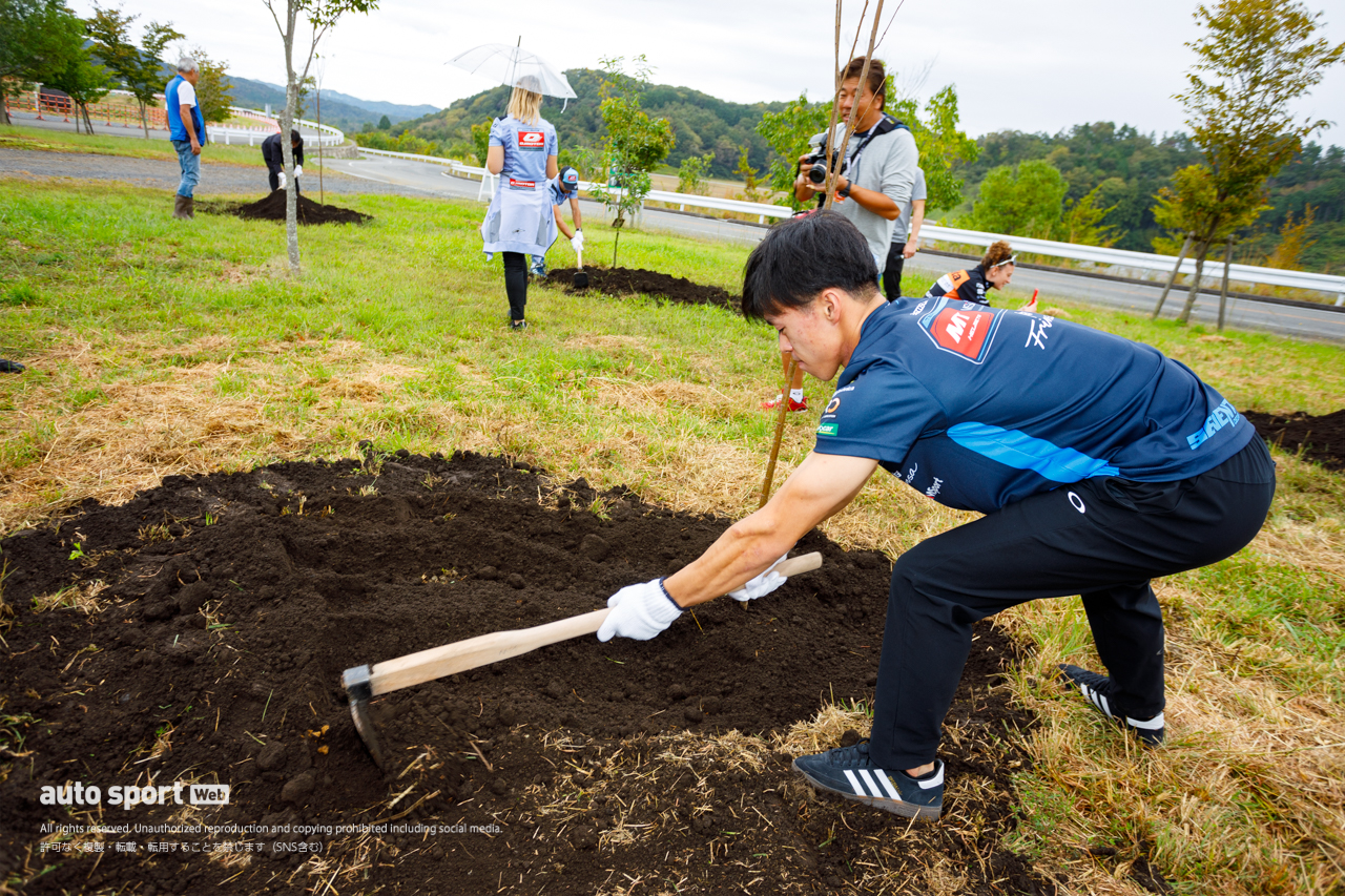 MotoGP第16戦日本GPセレモニーイベントとして小椋、古里らが植樹体験。モビリティリゾートもてぎの未来の森を育む