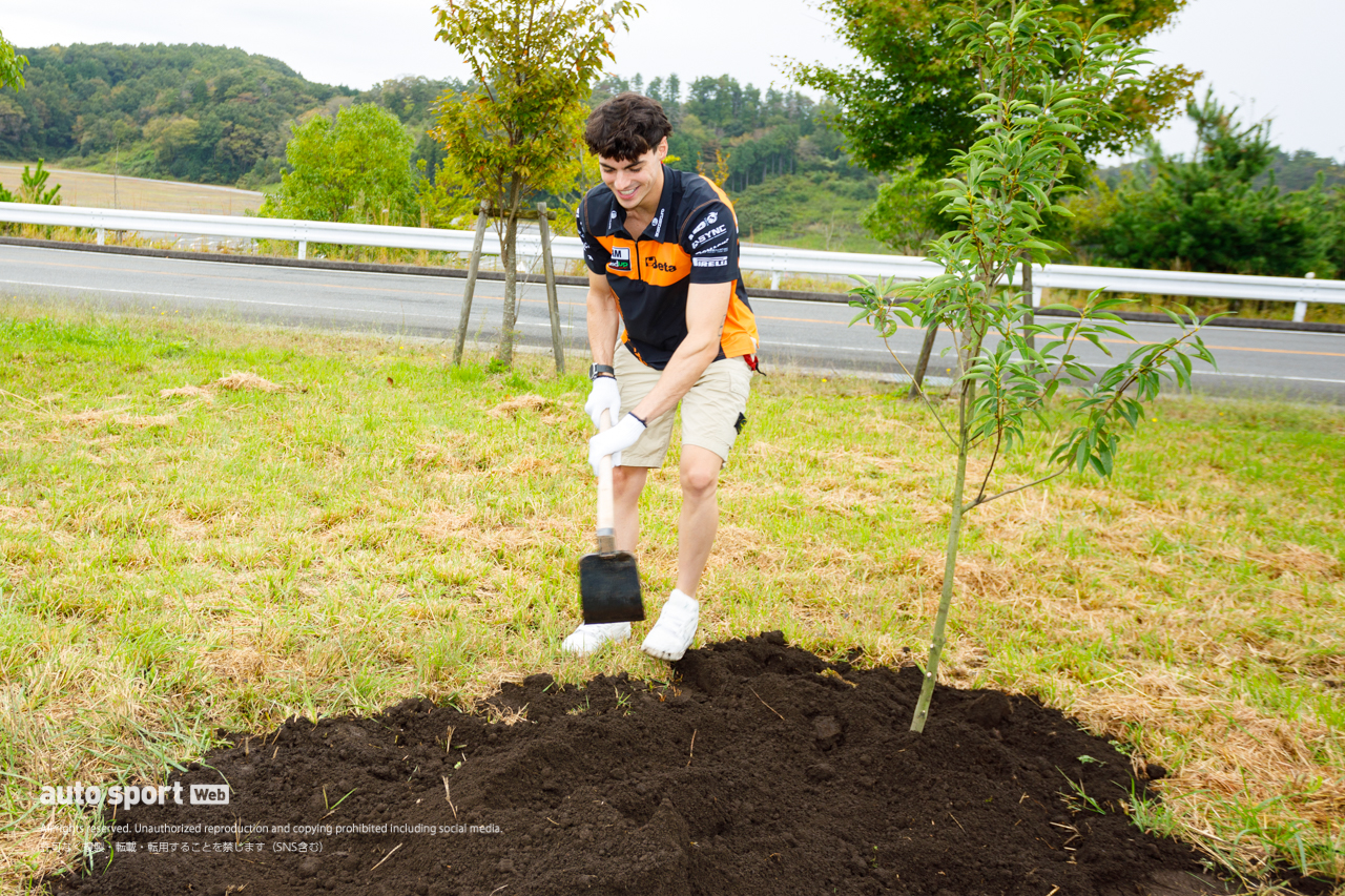 MotoGP第16戦日本GPセレモニーイベントとして小椋、古里らが植樹体験。モビリティリゾートもてぎの未来の森を育む