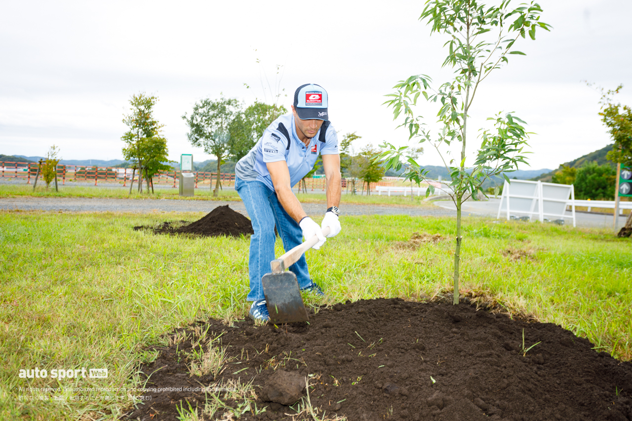 MotoGP第16戦日本GPセレモニーイベントとして小椋、古里らが植樹体験。モビリティリゾートもてぎの未来の森を育む