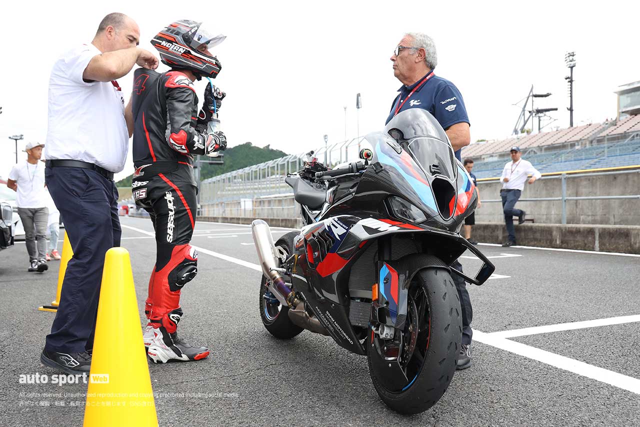 MotoGP日本GPで無線通信システムの試験実施。2025年導入に向けて『骨伝導』の一方向通信を評価中