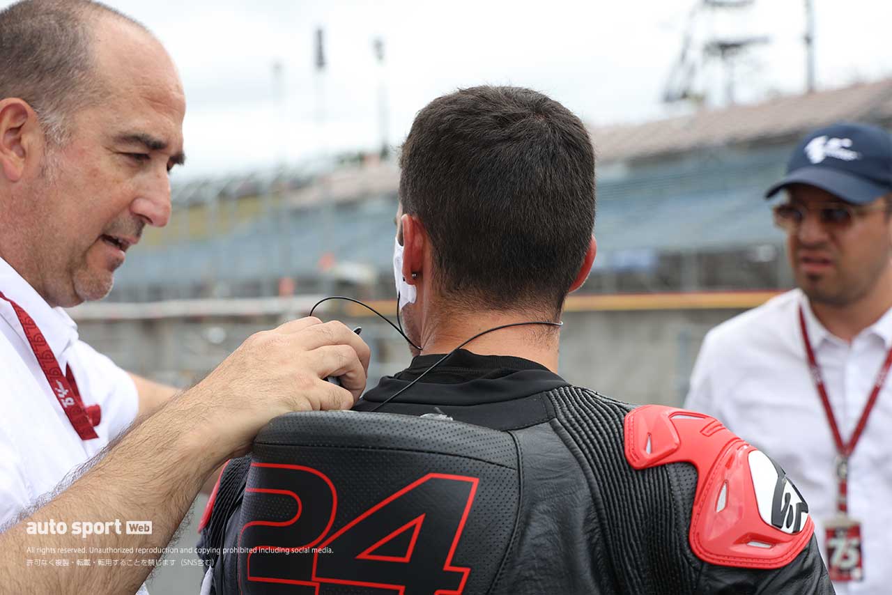 MotoGP日本GPで無線通信システムの試験実施。2025年導入に向けて『骨伝導』の一方向通信を評価中