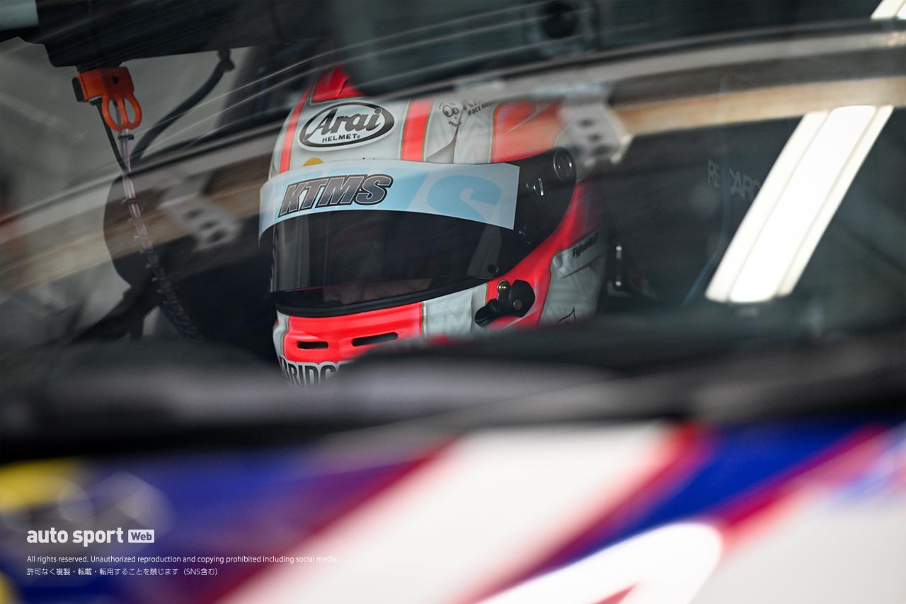 ハコ車に乗るときヘルメットバイザーは開ける派？ 閉める派？ 聞いて分かったプロドライバーのこだわり