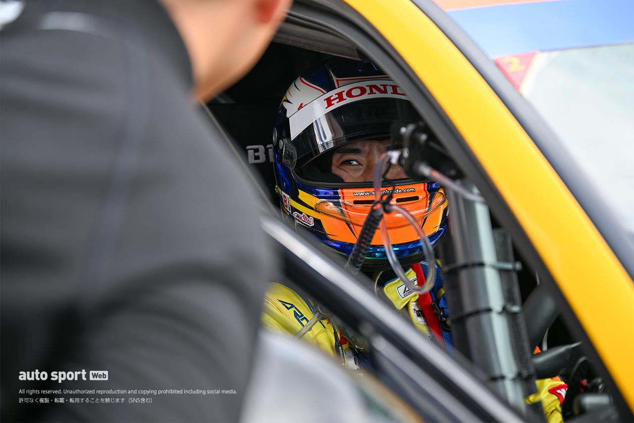 ハコ車に乗るときヘルメットバイザーは開ける派？ 閉める派？ 聞いて分かったプロドライバーのこだわり