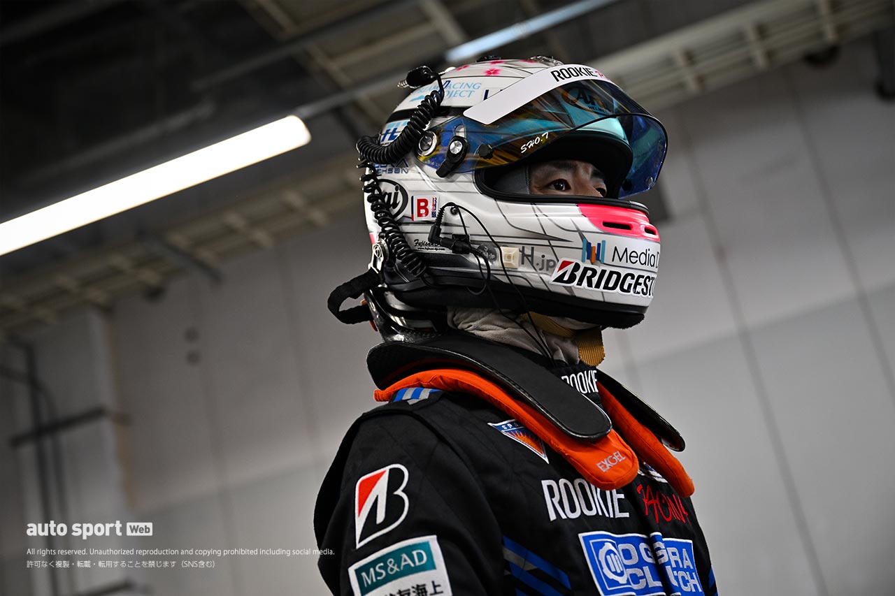 ハコ車に乗るときヘルメットバイザーは開ける派？ 閉める派？ 聞いて分かったプロドライバーのこだわり