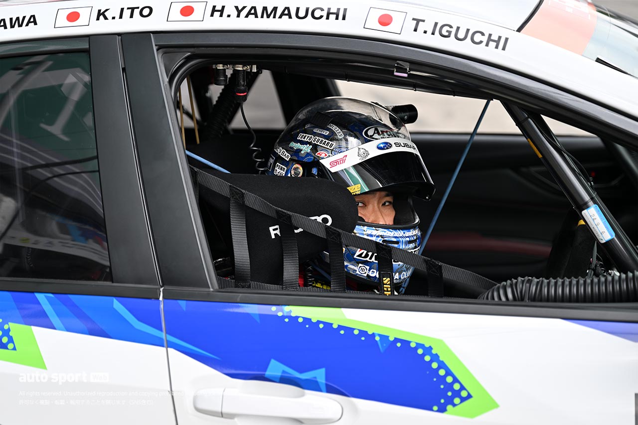 ハコ車に乗るときヘルメットバイザーは開ける派？ 閉める派？ 聞いて分かったプロドライバーのこだわり