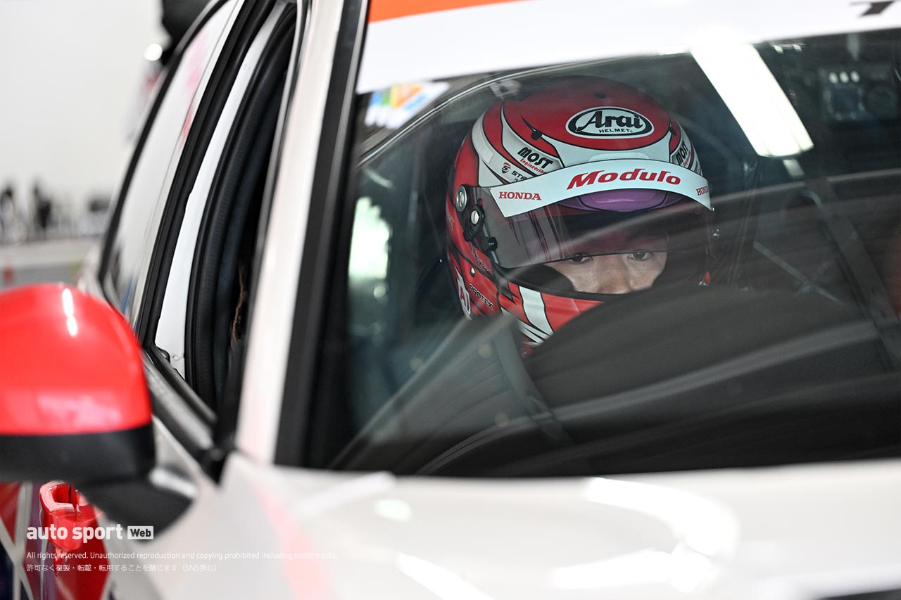 ハコ車に乗るときヘルメットバイザーは開ける派？ 閉める派？ 聞いて分かったプロドライバーのこだわり