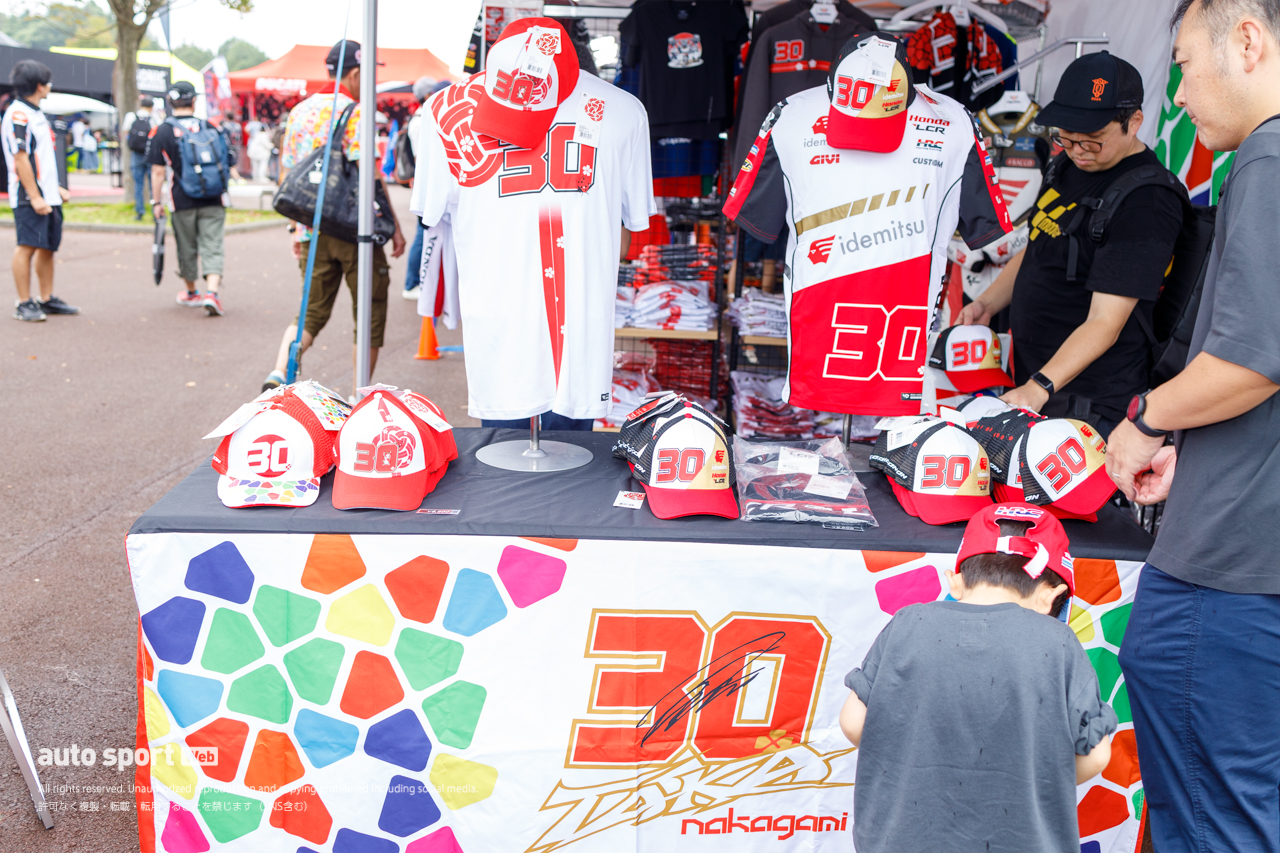 埋め尽くされた中上へのメッセージ！初日からイベント広場は大盛況／第16戦日本GP