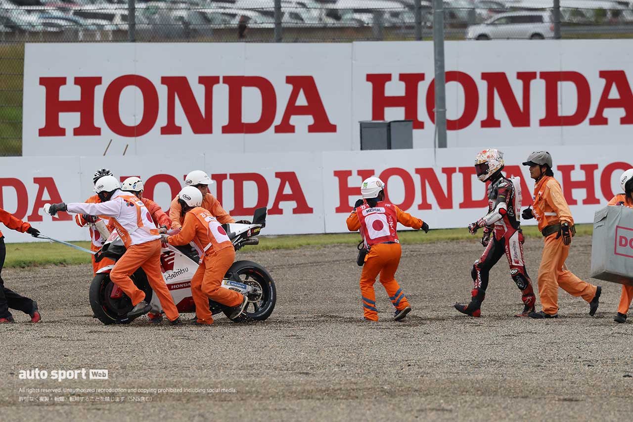 接触転倒に「心が痛い」と中上貴晶。「バイクをピットに戻したい」強い想いで再発進／第16戦日本GP スプリント