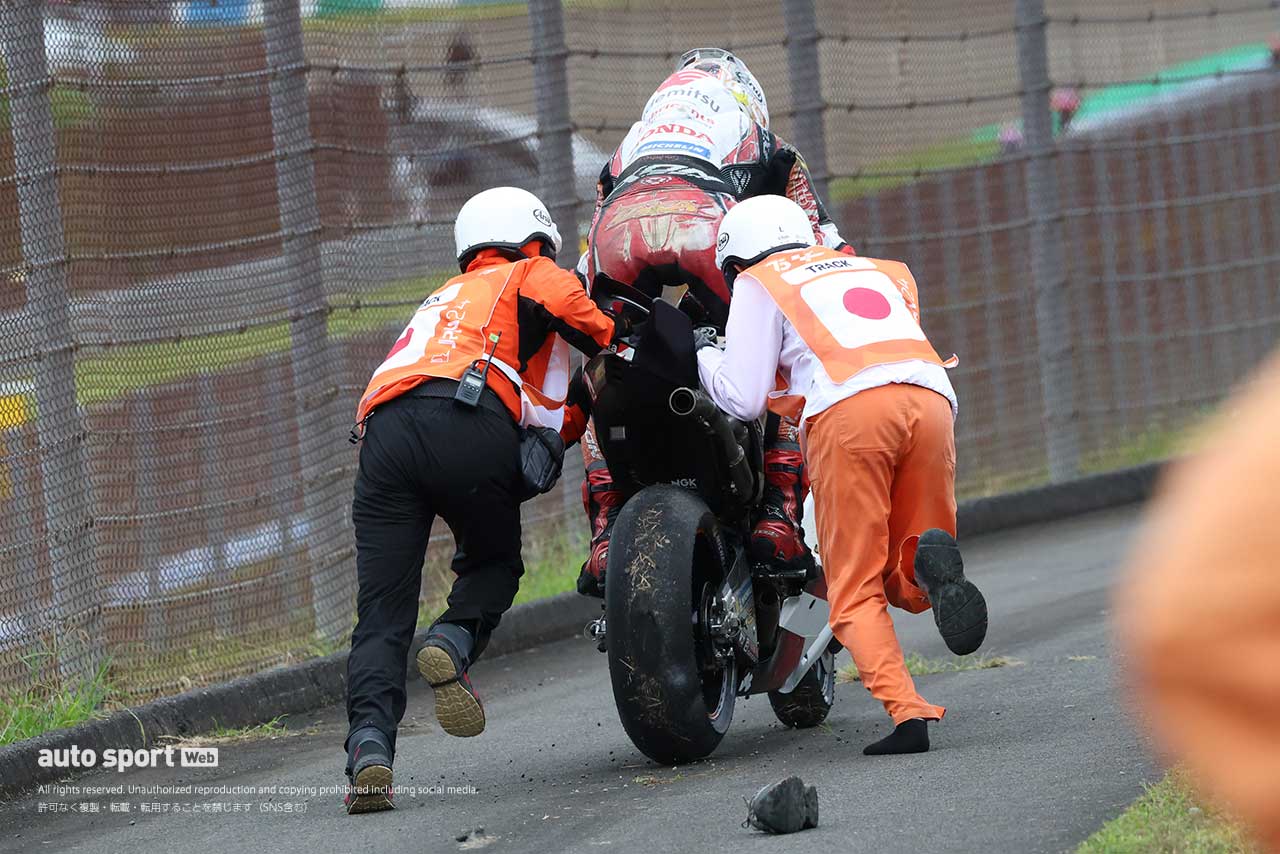 接触転倒に「心が痛い」と中上貴晶。「バイクをピットに戻したい」強い想いで再発進／第16戦日本GP スプリント