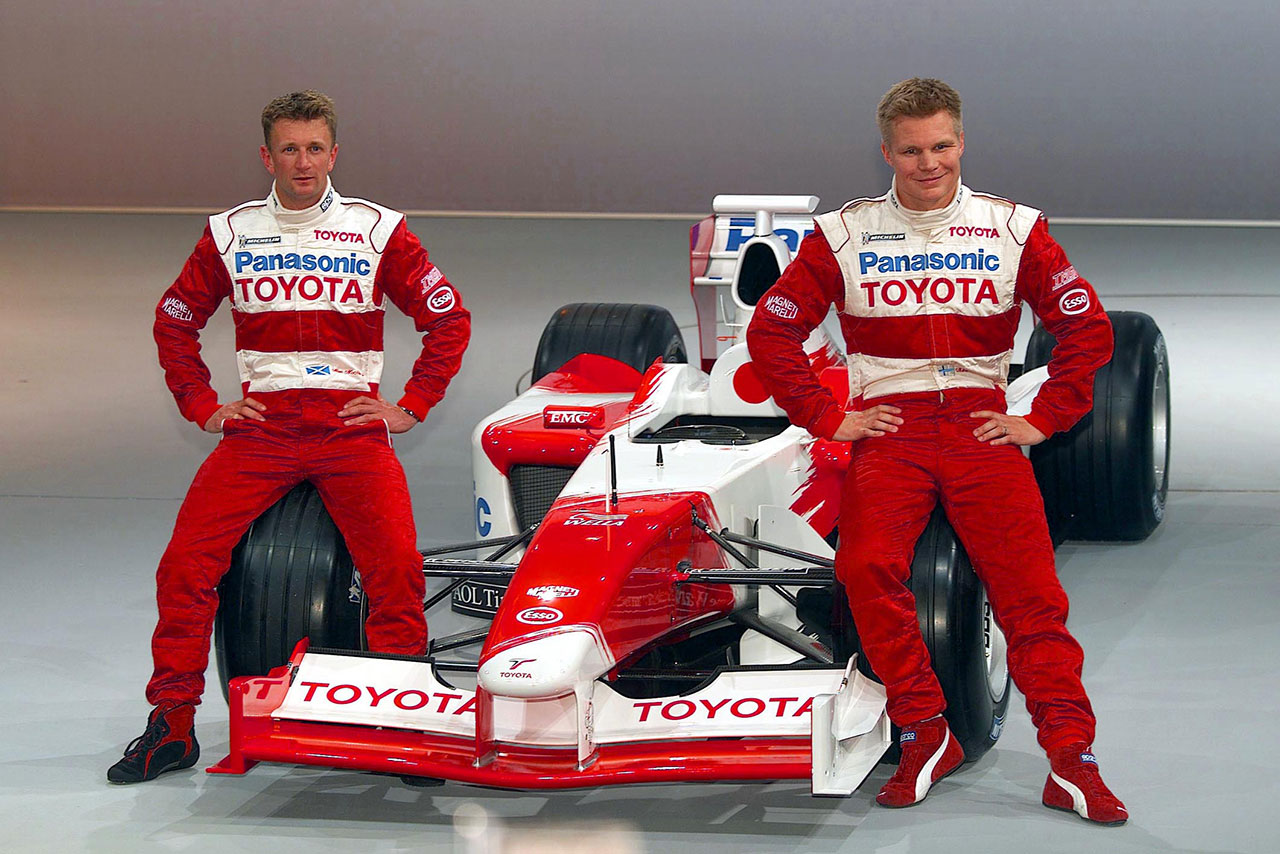 トヨタF1が2002年に実戦投入した『TF102』とアラン・マクニッシュ、ミカ・サロ