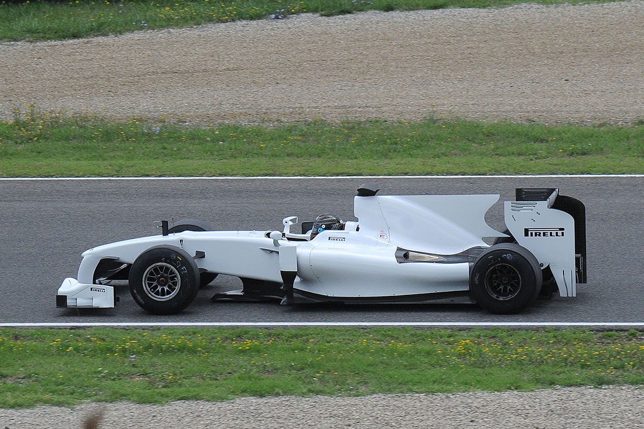 ピレリのF1タイヤ開発テストに使用されるトヨタ『TF109』