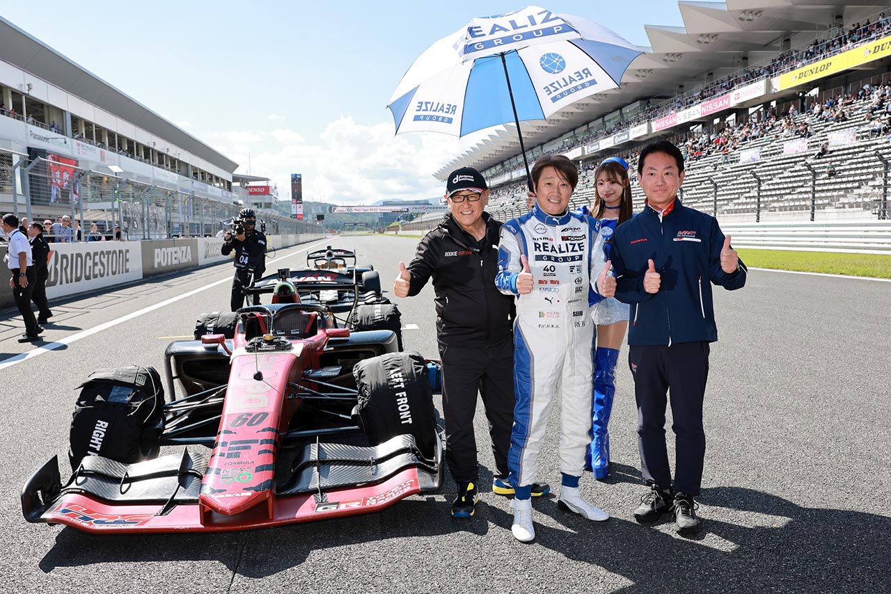 近藤真彦JRP会長がスーパーフォーミュラ全開デモラン！ 還暦祝う『60』番で駆け抜ける「本来の楽しさはここだ」