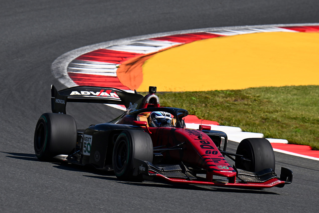 近藤真彦JRP会長がスーパーフォーミュラ全開デモラン！ 還暦祝う『60』番で駆け抜ける「本来の楽しさはここだ」