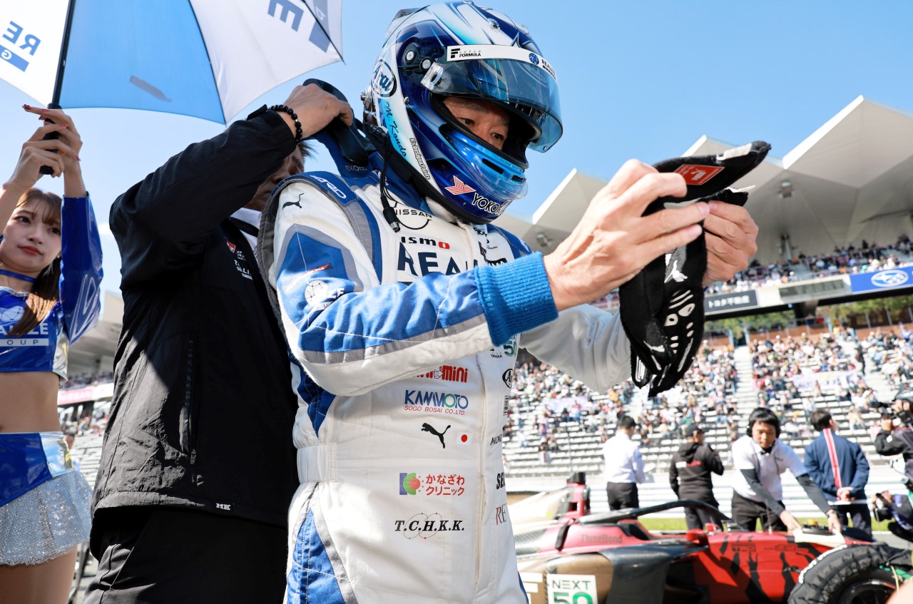 近藤真彦JRP会長がスーパーフォーミュラ全開デモラン！ 還暦祝う『60』番で駆け抜ける「本来の楽しさはここだ」