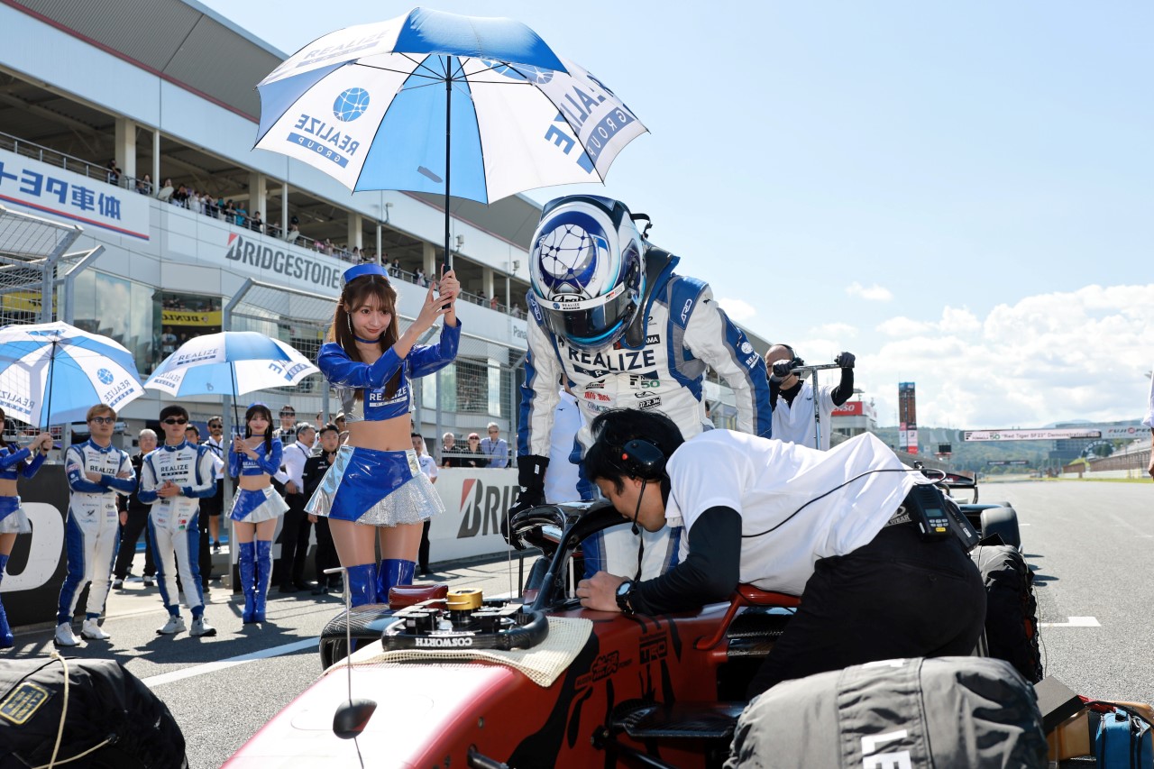 近藤真彦JRP会長がスーパーフォーミュラ全開デモラン！ 還暦祝う『60』番で駆け抜ける「本来の楽しさはここだ」