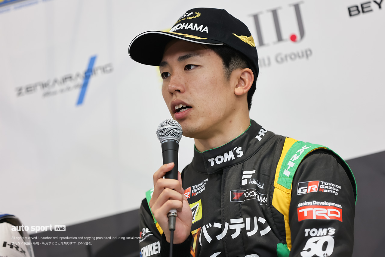 逃げる展開に「レースが長く感じました」と坪井＆舘監督。福住は好調のチームを「もっともっと強くしていきたい」【第7戦決勝会見】