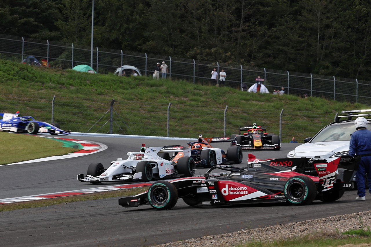 表彰台を争うもペナルティ、さらに失格で意気消沈の佐藤蓮。“先輩”の技に敗北／第7戦富士