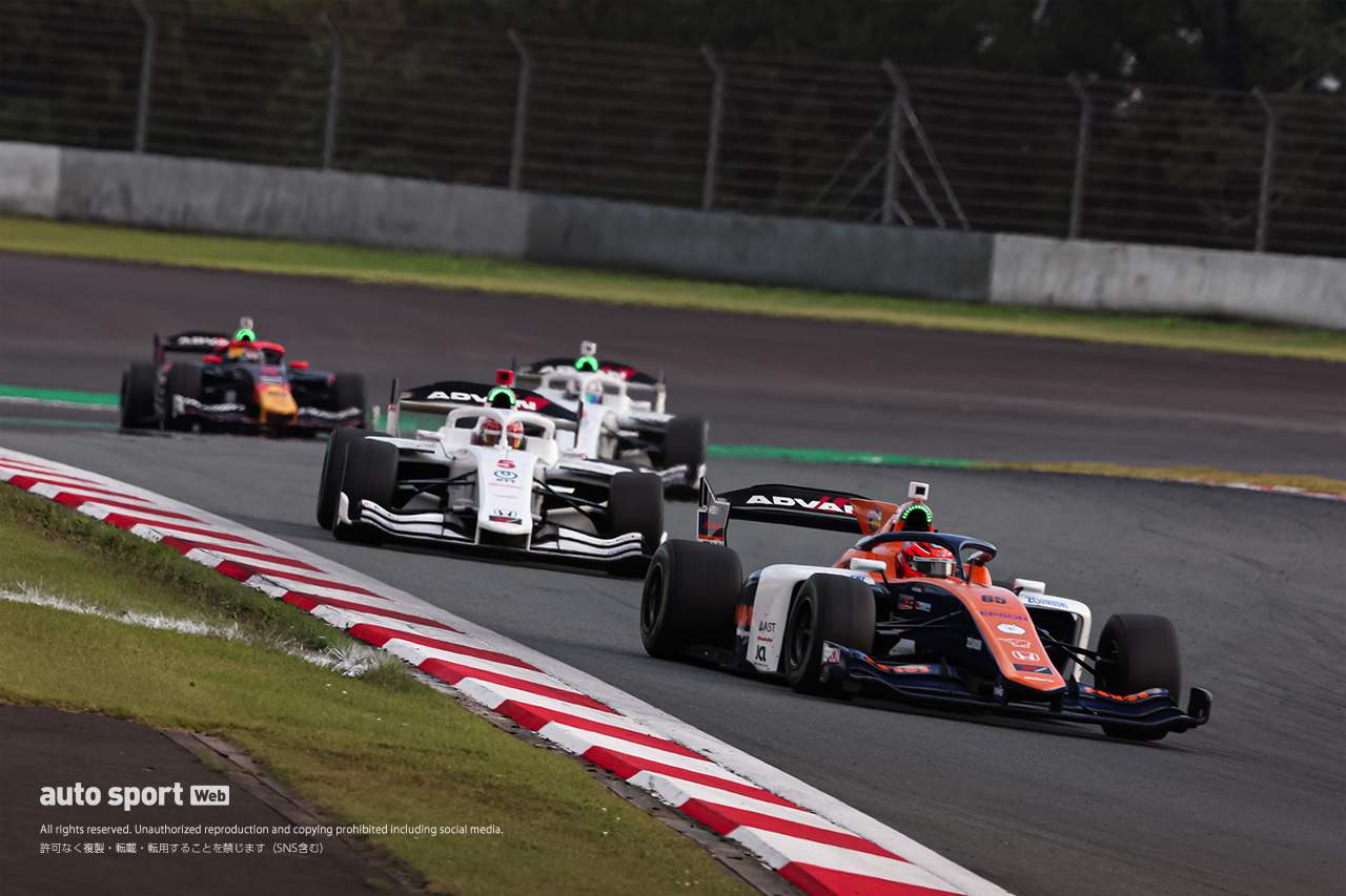 表彰台を争うもペナルティ、さらに失格で意気消沈の佐藤蓮。“先輩”の技に敗北／第7戦富士