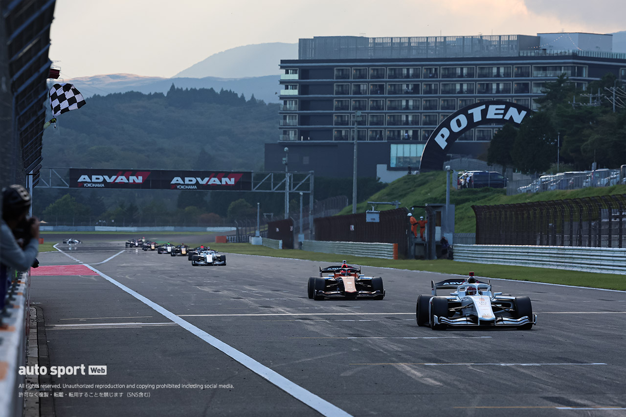 表彰台を争うもペナルティ、さらに失格で意気消沈の佐藤蓮。“先輩”の技に敗北／第7戦富士