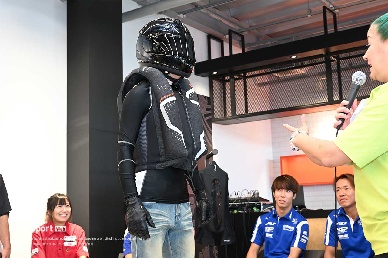 最終戦を前にトップライダーがHYOD PLUS浜松に集結。『HYODエアブースト』の実演とトークショー開催