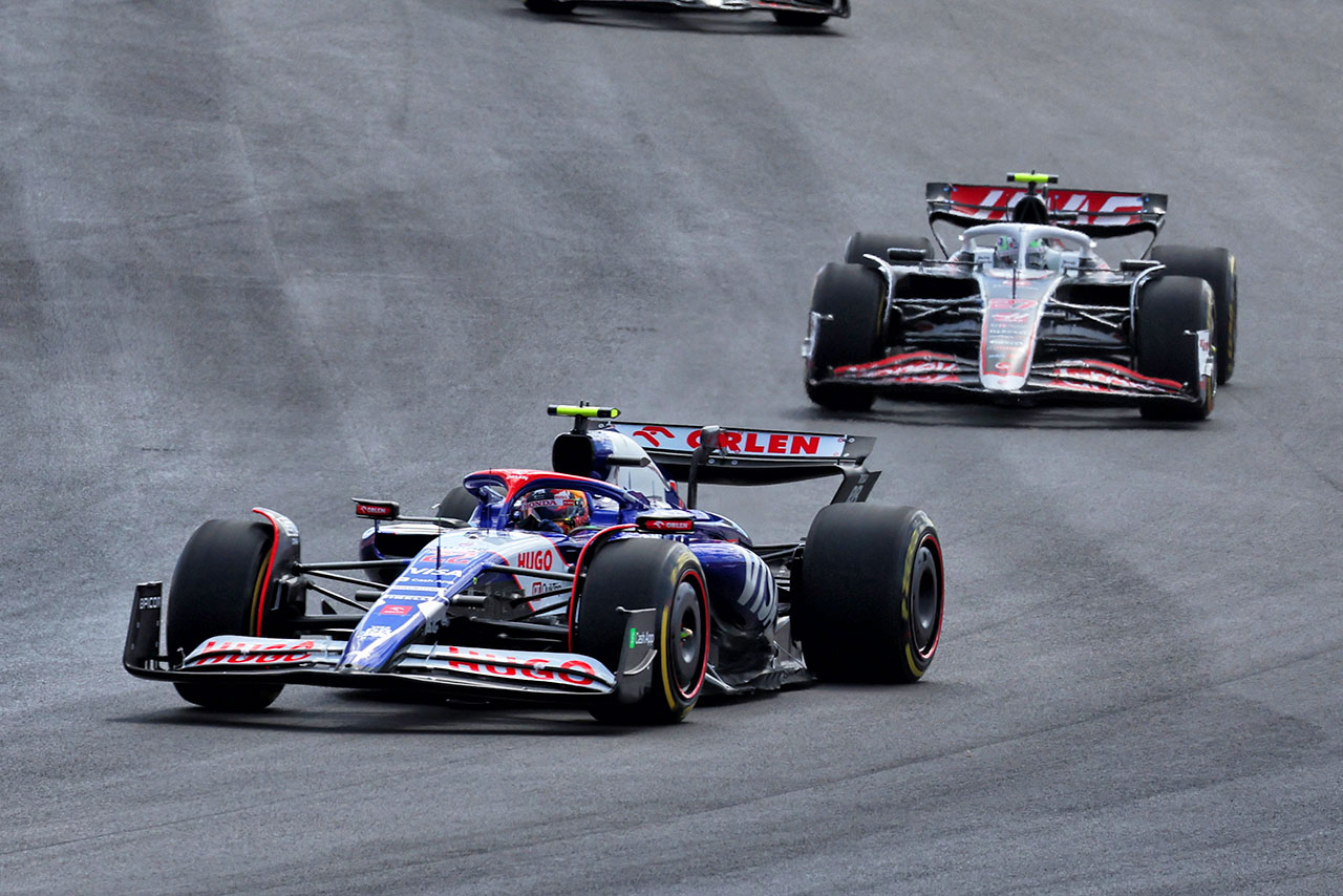 2024年F1第19戦アメリカGPスプリント　角田裕毅（RB）とニコ・ヒュルケンベルグ（ハース）の攻防