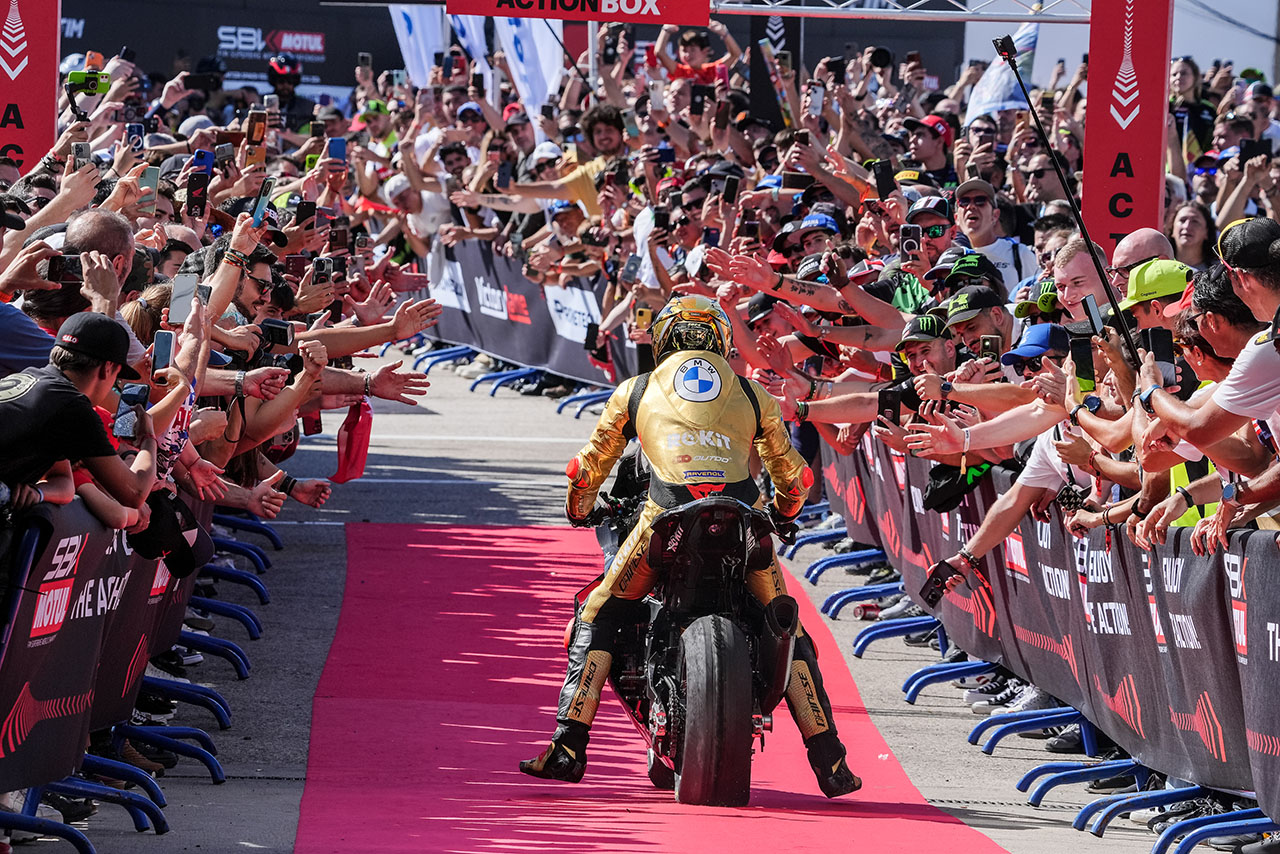 王座奪還のラズガットリオグル「最初は誰も僕やBMWを信じてくれなかったけれど、今僕たちは世界王者だ」／2024SBKチャンピオンコメント