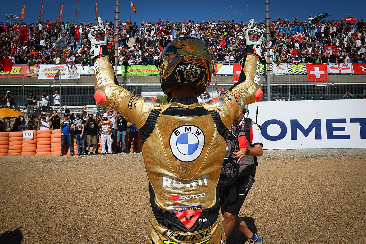 王座奪還のラズガットリオグル「最初は誰も僕やBMWを信じてくれなかったけれど、今僕たちは世界王者だ」／2024SBKチャンピオンコメント