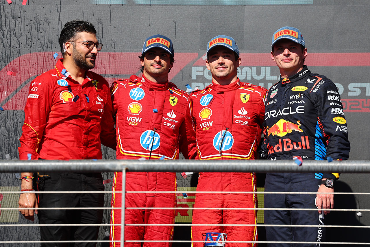 2024年F1第19戦アメリカGP暫定表彰式　優勝シャルル・ルクレール（フェラーリ）、2位カルロス・サインツ（フェラーリ）、3位マックス・フェルスタッペン（レッドブル）