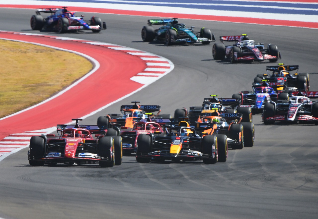 決勝スタート直後のマックス・フェルスタッペン（レッドブル）
