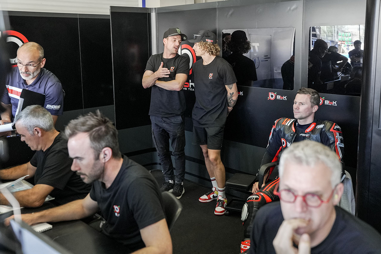 王者不在でブレガがトップ、初お披露目のビモータKB998はシェイクダウンを遂行。長島は11番手／SBKヘレステスト1日目