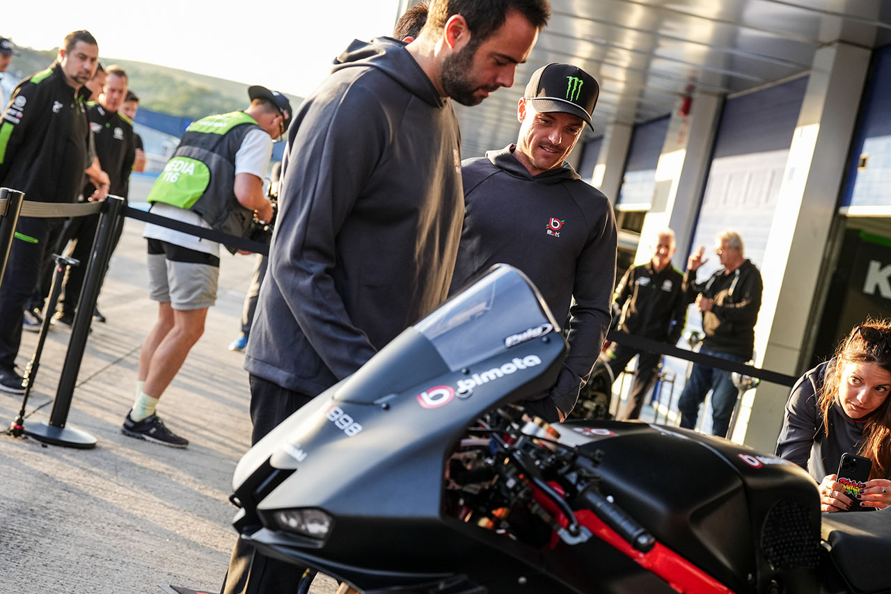 王者不在でブレガがトップ、初お披露目のビモータKB998はシェイクダウンを遂行。長島は11番手／SBKヘレステスト1日目