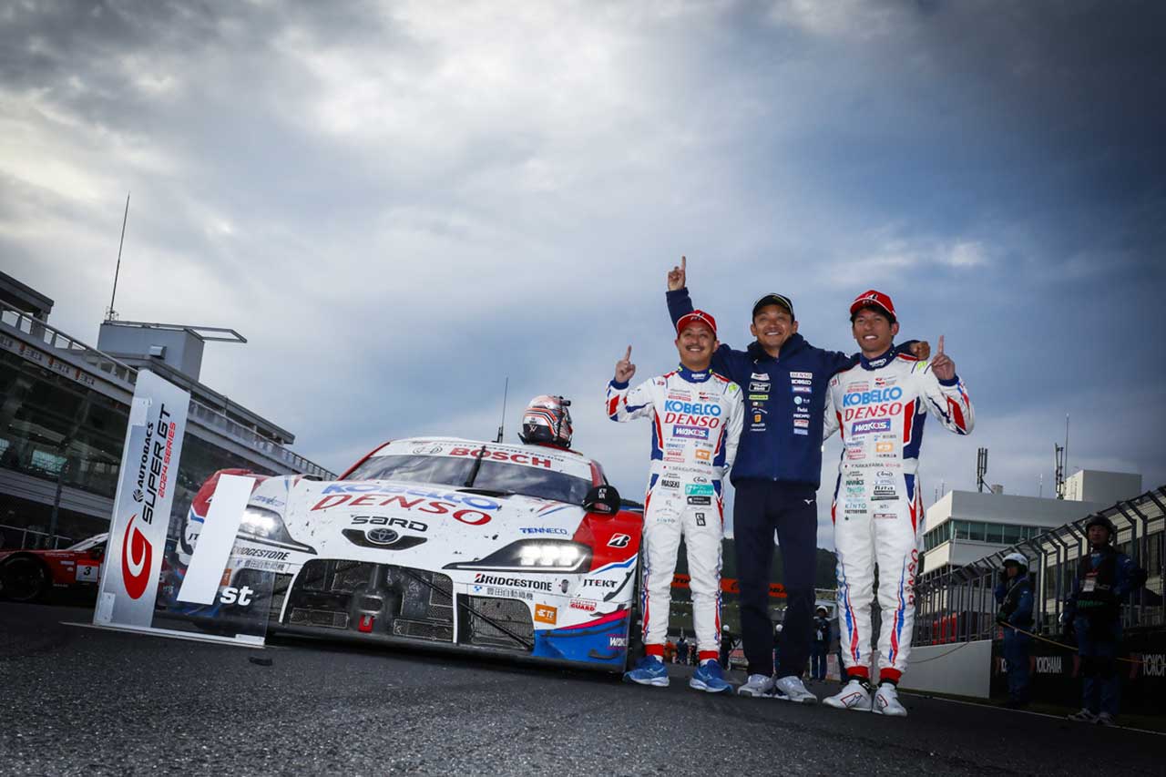 関口雄飛／脇阪寿一監督／中山雄一（DENSO KOBELCO SARD GR Supra）