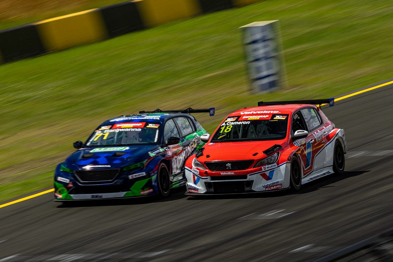 急きょの実戦投入となった新型『プジョー308 P51 TCR』がデビューウインを達成／TCR豪州第6戦