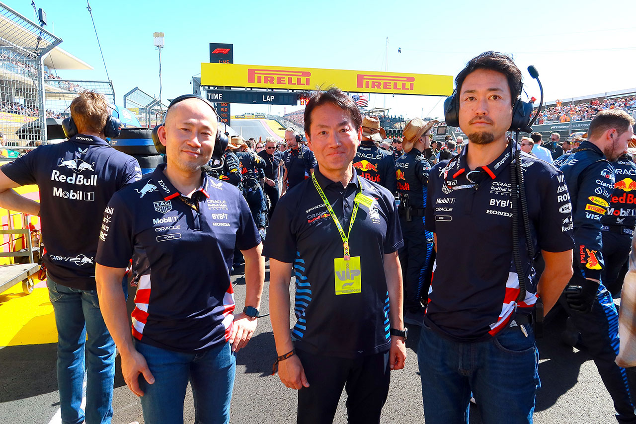 2024年F1第19戦アメリカGPの現場を訪れた渡辺康治HRC社長（中央）
