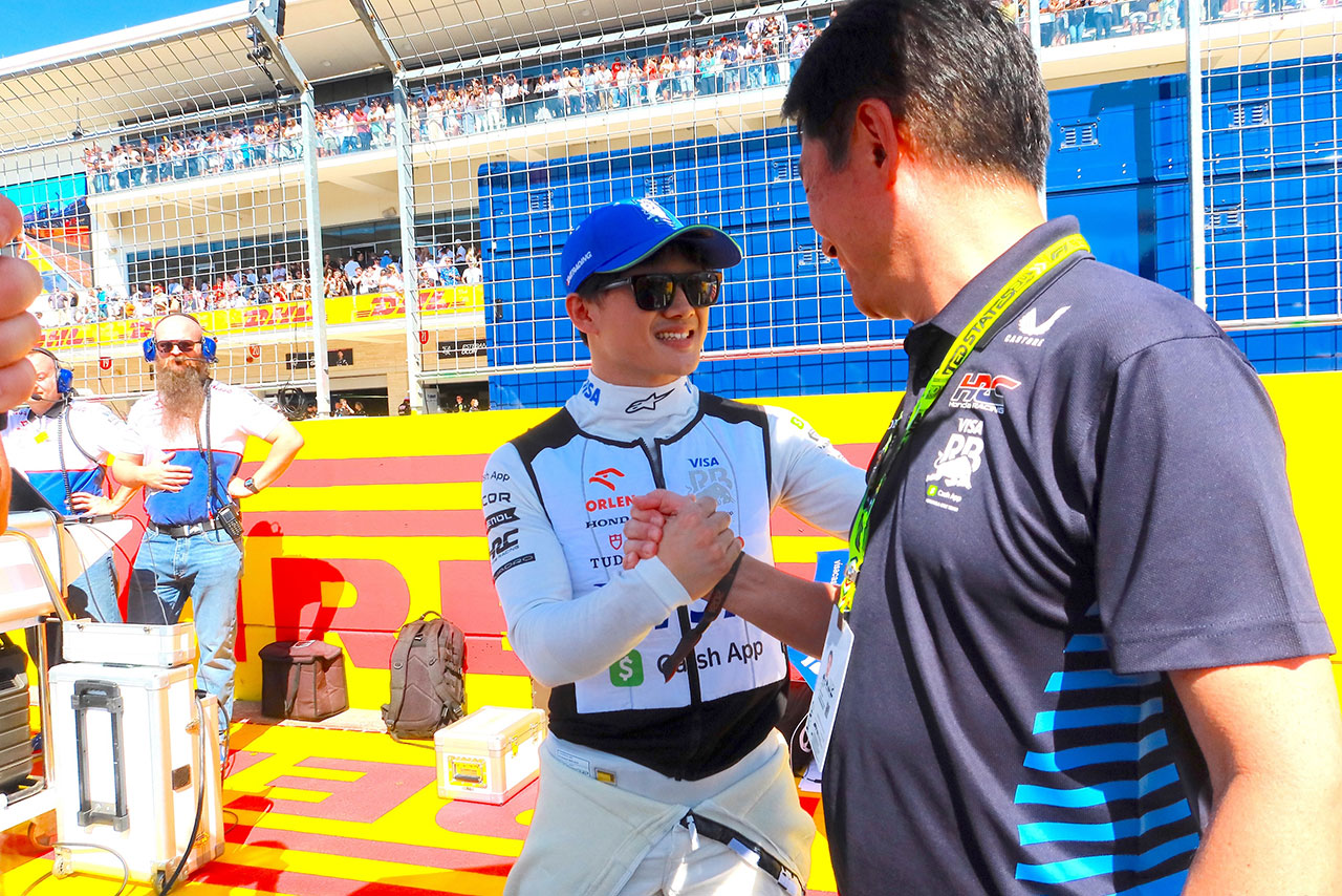 2024年F1第19戦アメリカGP　角田裕毅（RB）を激励する渡辺康治HRC社長