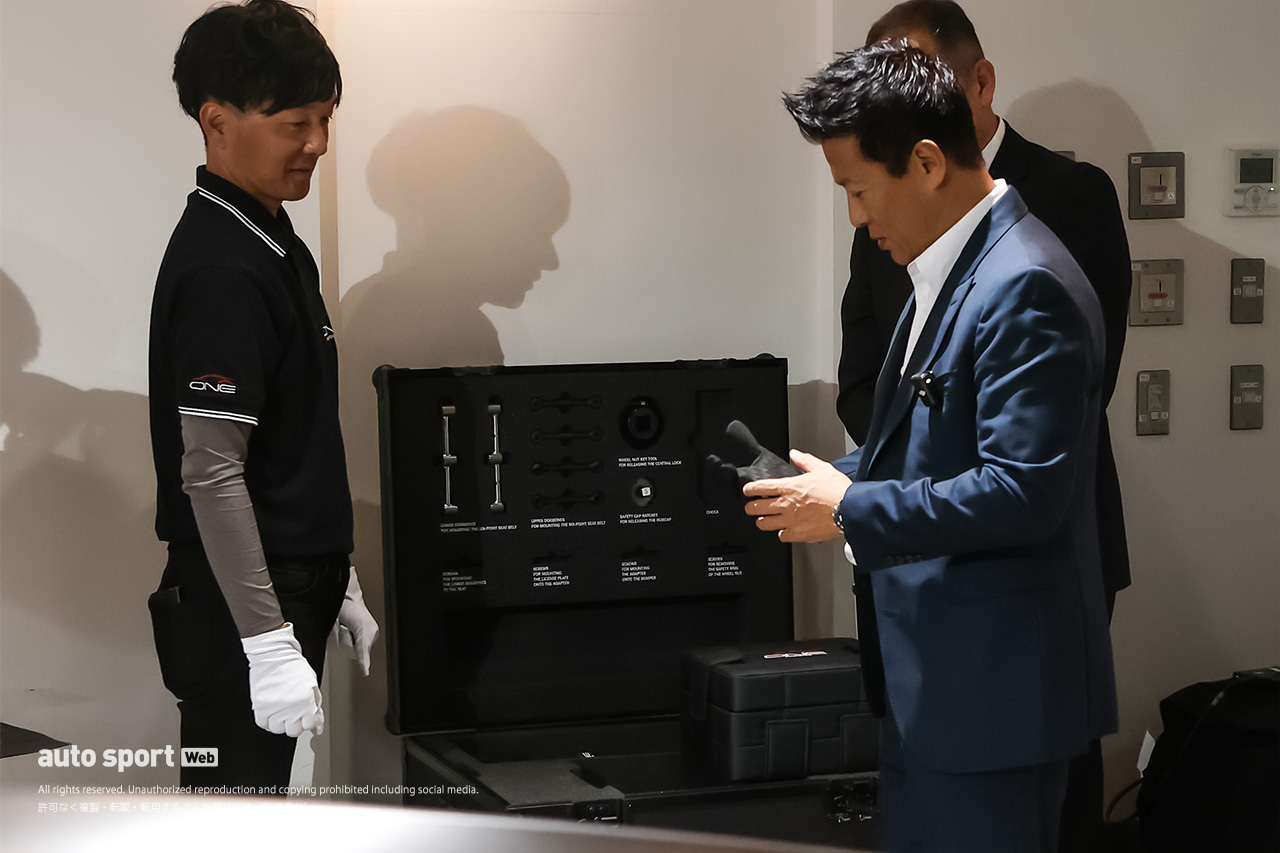 CARGUY木村武史、公道を走るF1『メルセデスAMG ONE』を納車！ 六本木で7年越しのセレモニー