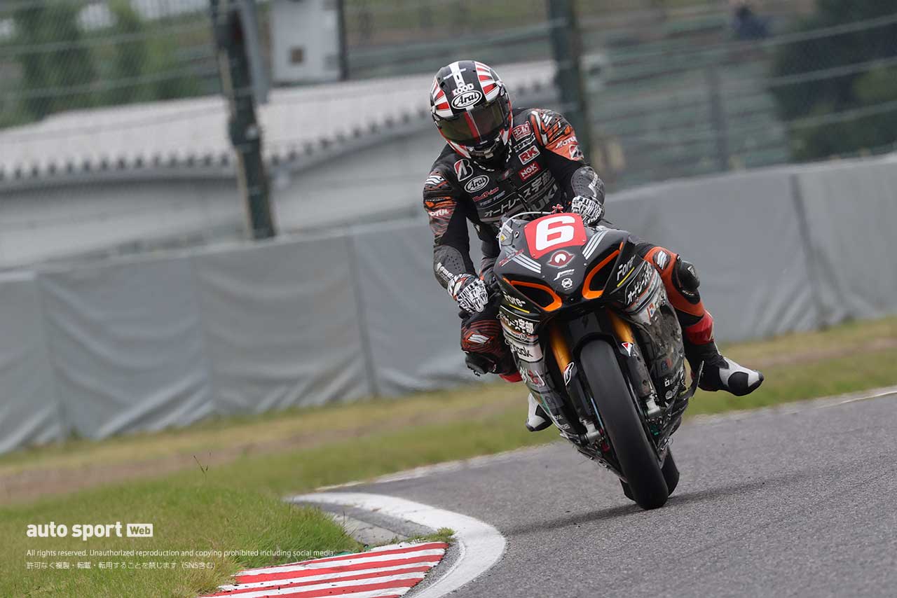 壊れたマシンで再スタートする津田拓也（AutoRace Ube Racing Team）／2024全日本ロード第8戦鈴鹿 JSB1000 予選