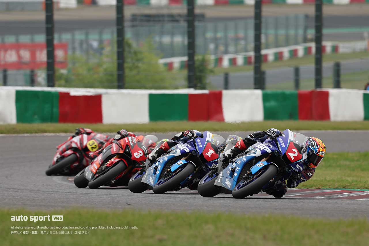 トップ争いをする4台／2024全日本ロード第8戦鈴鹿 JSB1000 レース1