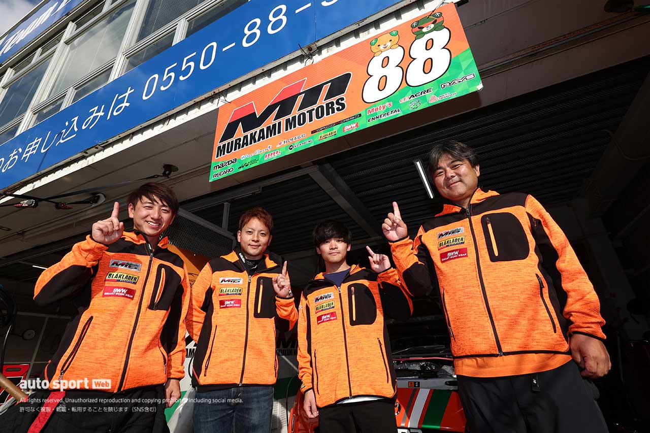 吉田綜一郎／有岡綾平／岡本大地／村上博幸（村上モータースMAZDAロードスター）