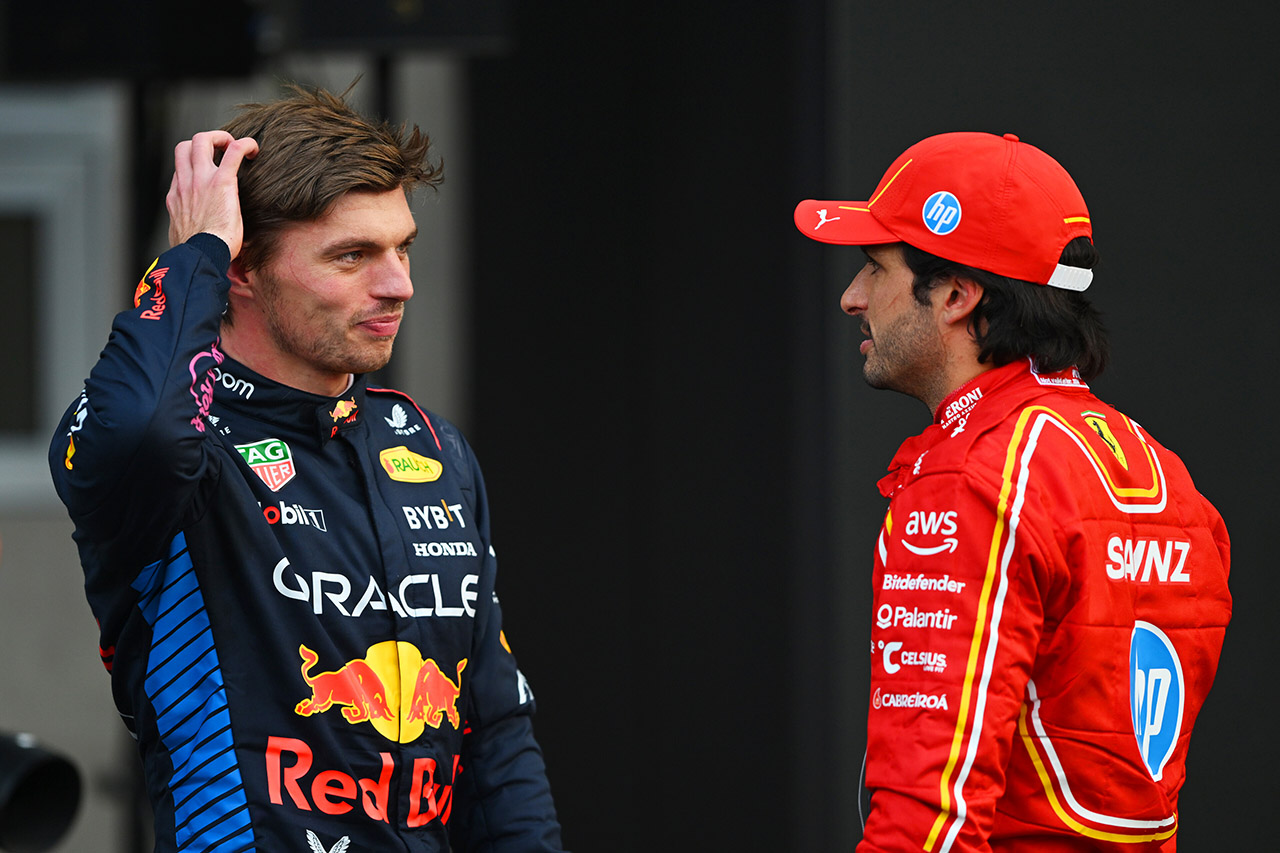 マックス・フェルスタッペン（レッドブル）とポールポジションのカルロス・サインツ（フェラーリ）
