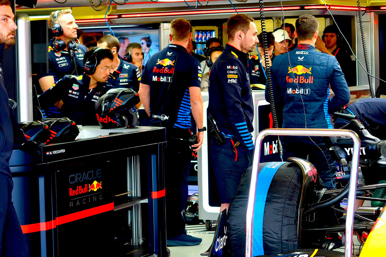 2024年F1第20戦メキシコシティGP FP3／左リア周辺を確認する様子を見つめるHRCの折原伸太郎（トラックサイドゼネラルマネージャー）