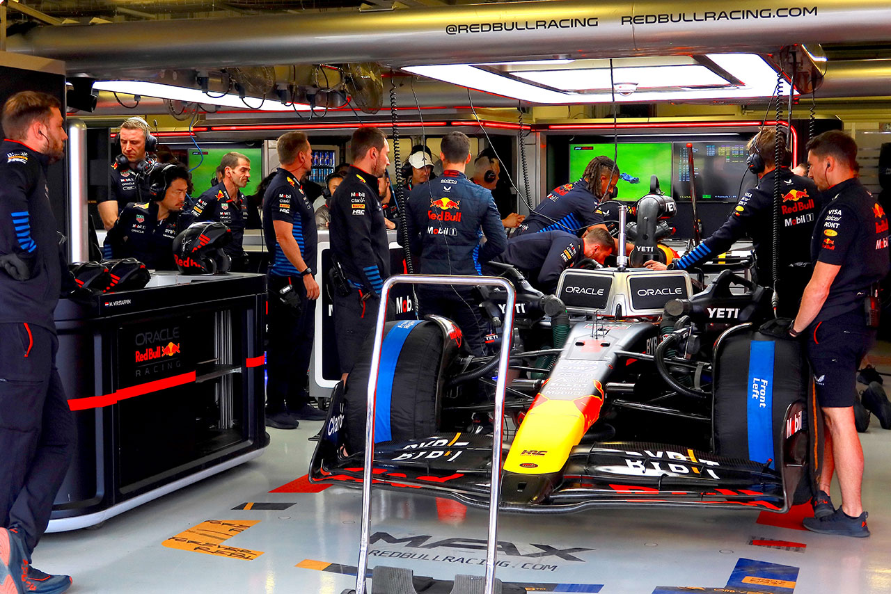 2024年F1第20戦メキシコシティGP FP3／レッドブルのチーフエンジニアのポール・モナハンらスタッフ陣が左リア周辺を覗きに行く様子