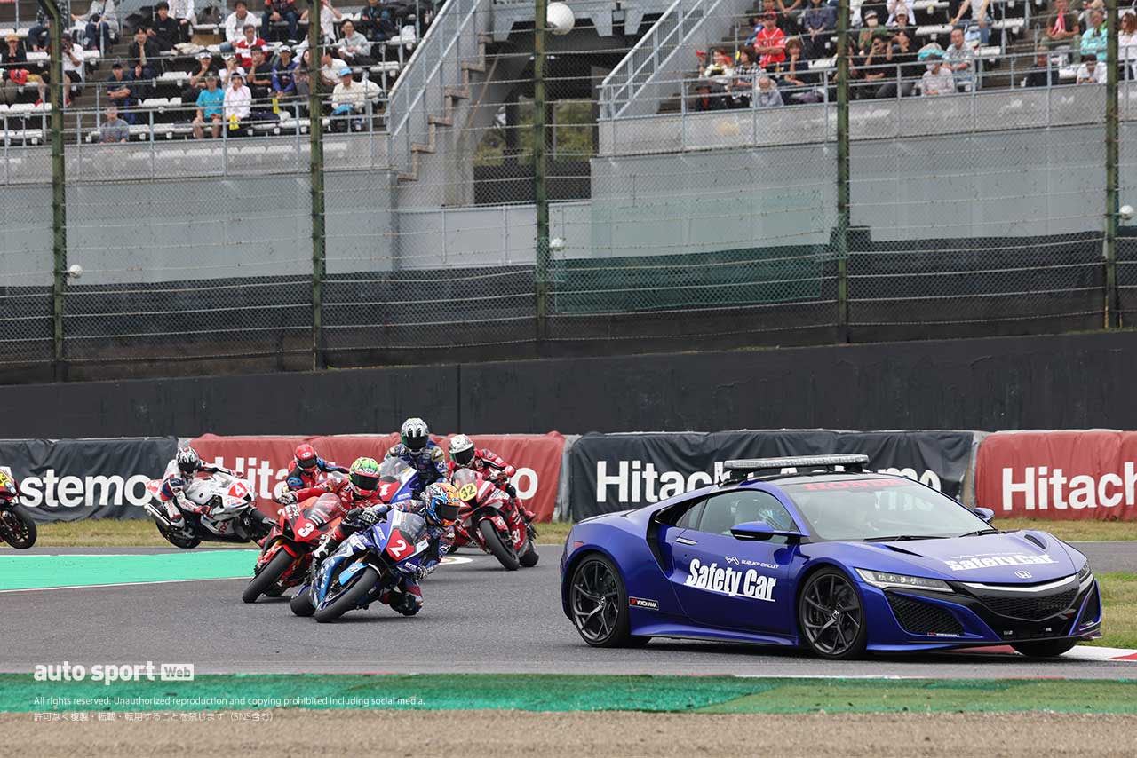 中須賀まさかの転倒で岡本裕生が初戴冠。レースは水野が2連勝で制す／2024全日本ロード第8戦鈴鹿 JSB1000レース2