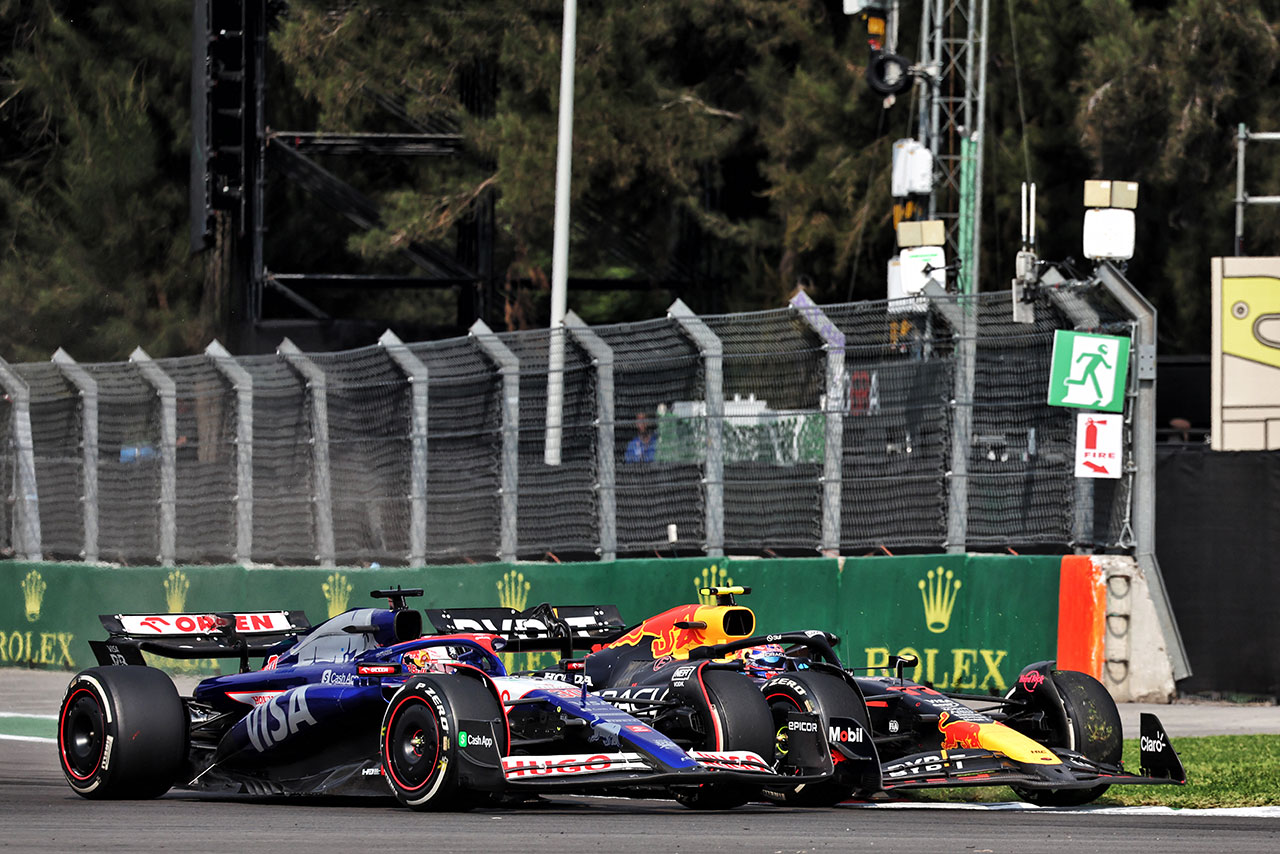 2024年F1第20戦メキシコシティGP　リアム・ローソン（RB）とセルジオ・ペレス（レッドブル）の攻防