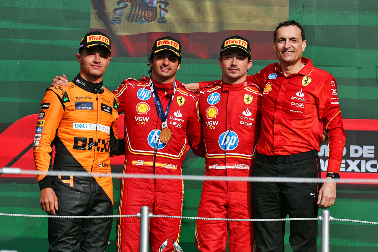 2024年F1第20戦メキシコシティGP表彰式　優勝カルロス・サインツ（フェラーリ）、2位ランド・ノリス（マクラーレン）、3位シャルル・ルクレール（フェラーリ）
